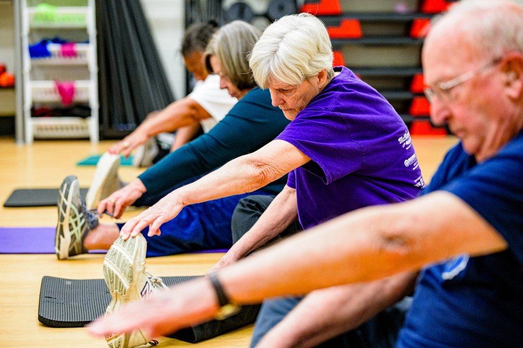Clase de movimiento para adultos mayores